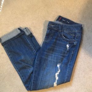 Distressed cropped jeans